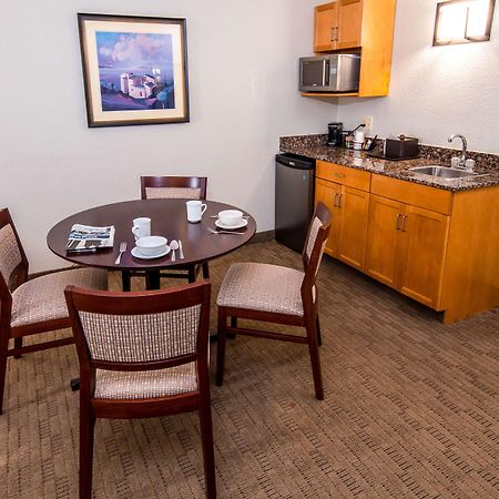 Best Western Plus Pembina Inn & Suites Виннипег Экстерьер фото